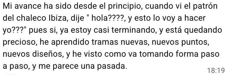Una socia explica que está casi terminando el chaleco Ibiza y ha aprendido nuevas tramas, puntos y diseños mientras ve su labor tomar forma.